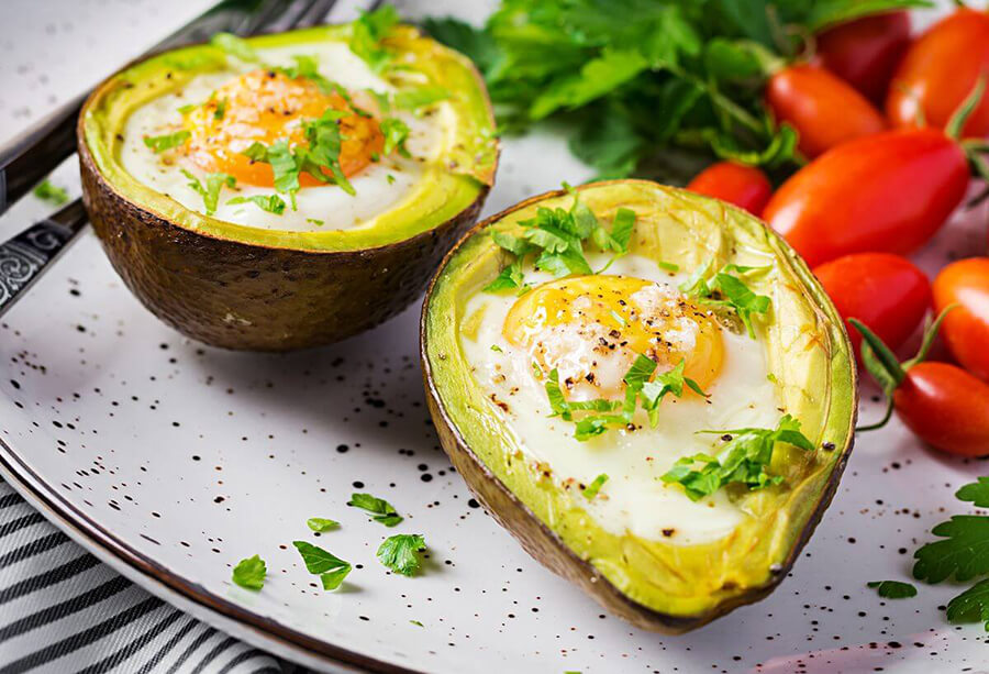 Bărci din avocado coapte cu ou